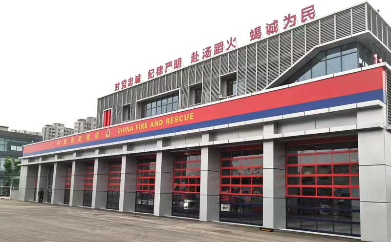 南京消防大隊車庫專用紅色滑升門插圖